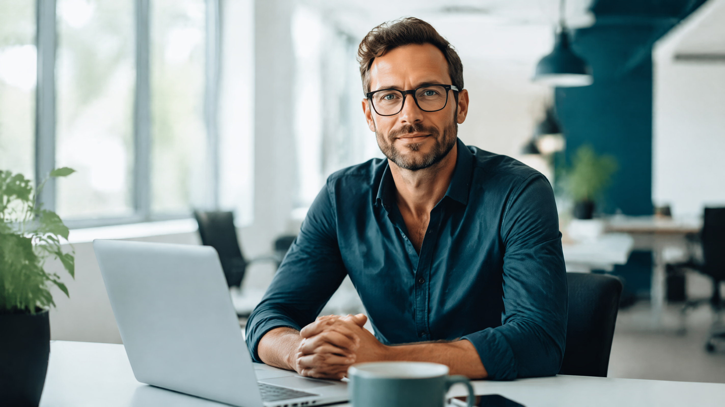 Souveräne Person am modernen Arbeitsplatz